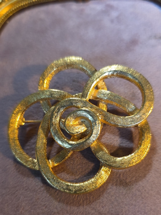 Unsigned Jewelry - Vintage Gold Tone Textured Swirl Flower Brooch Modernist